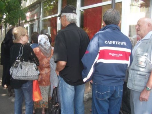 Pensionarii care primesc pachetele 